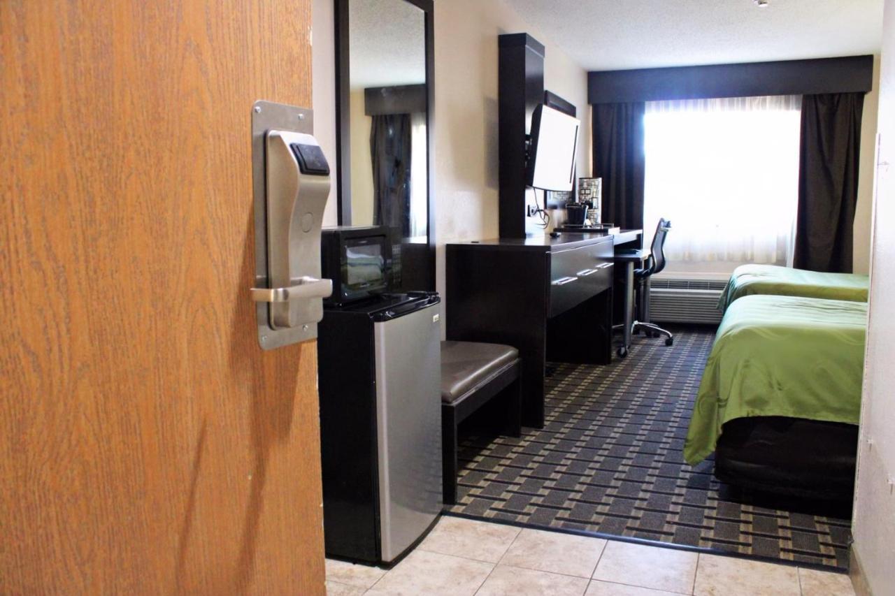 Quality Inn & Suites Detroit Metro Airport Romulus Zewnętrze zdjęcie