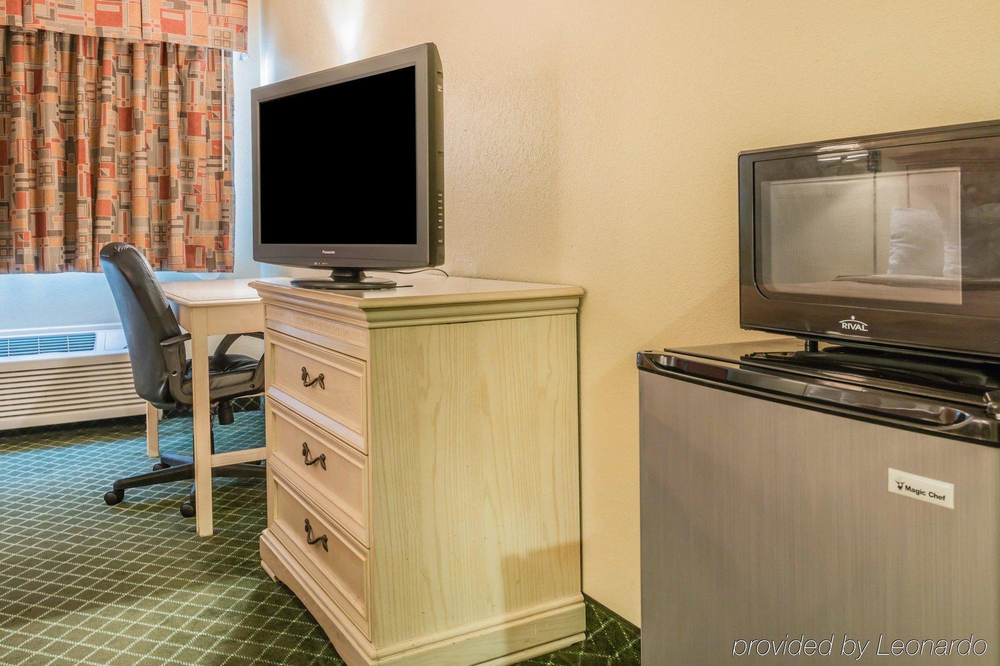 Quality Inn & Suites Detroit Metro Airport Romulus Zewnętrze zdjęcie